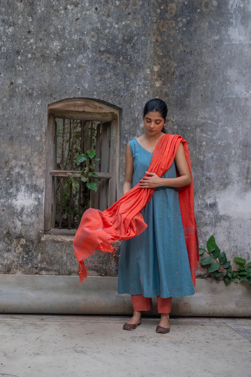 Handloom Grey Pure Cotton Jamdani Kurta Set With Dupatta
