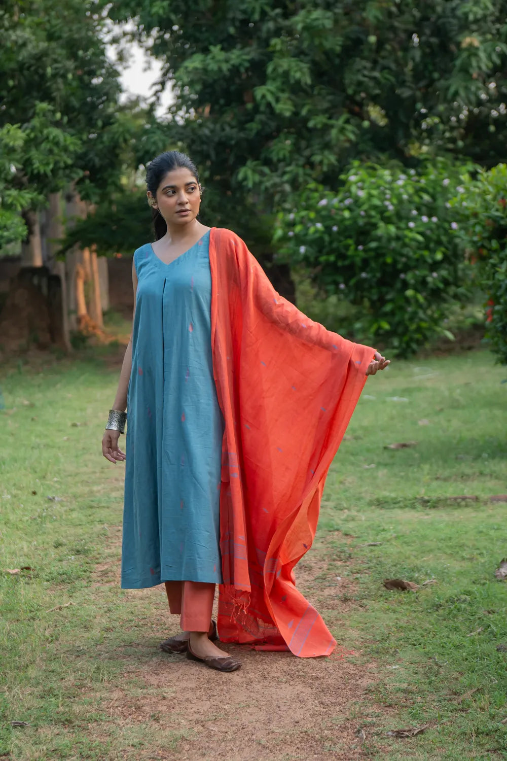 Handloom Grey Pure Cotton Jamdani Kurta Set With Dupatta