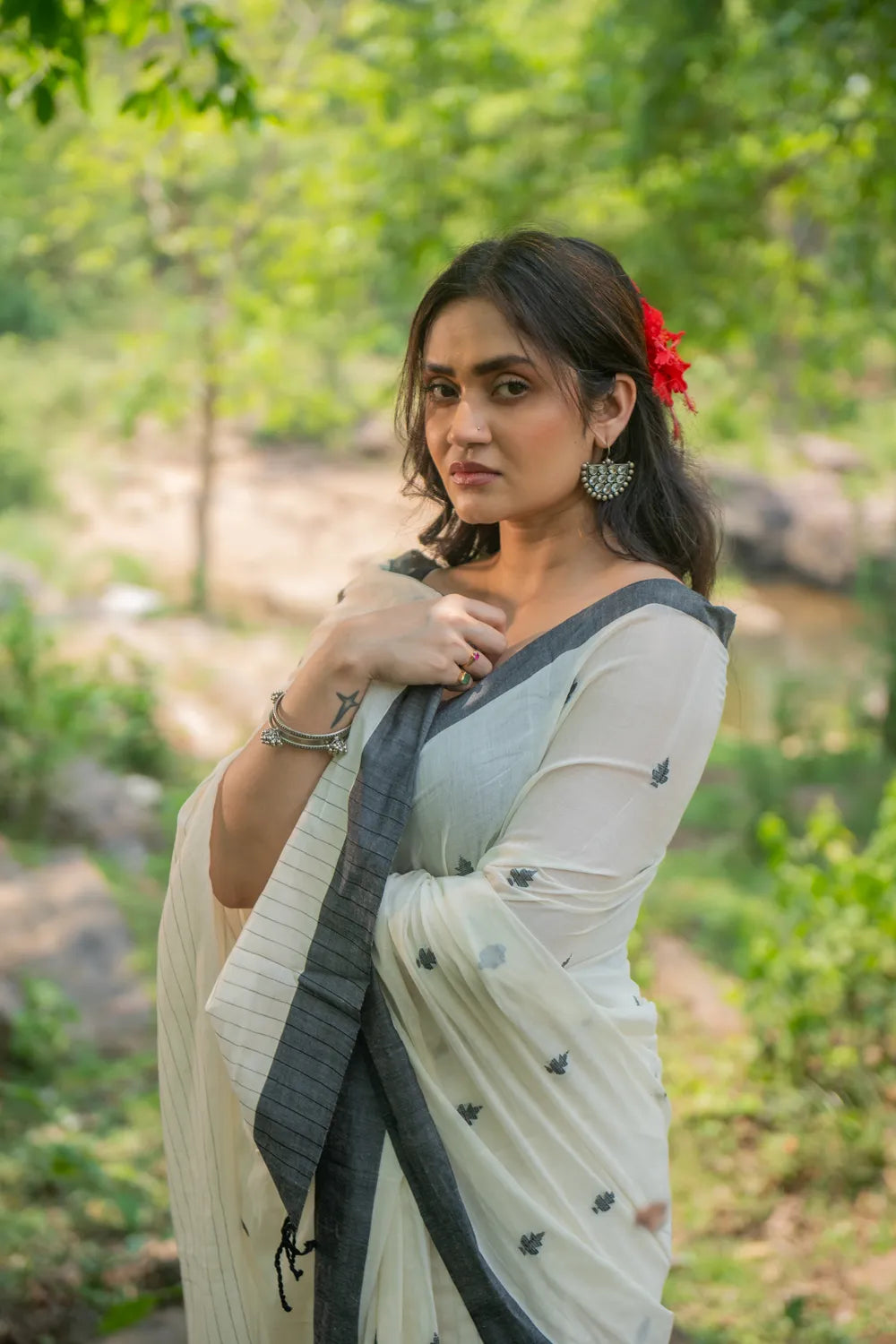 Handloom Off White and Black Soft Cotton Jamdani Saree
