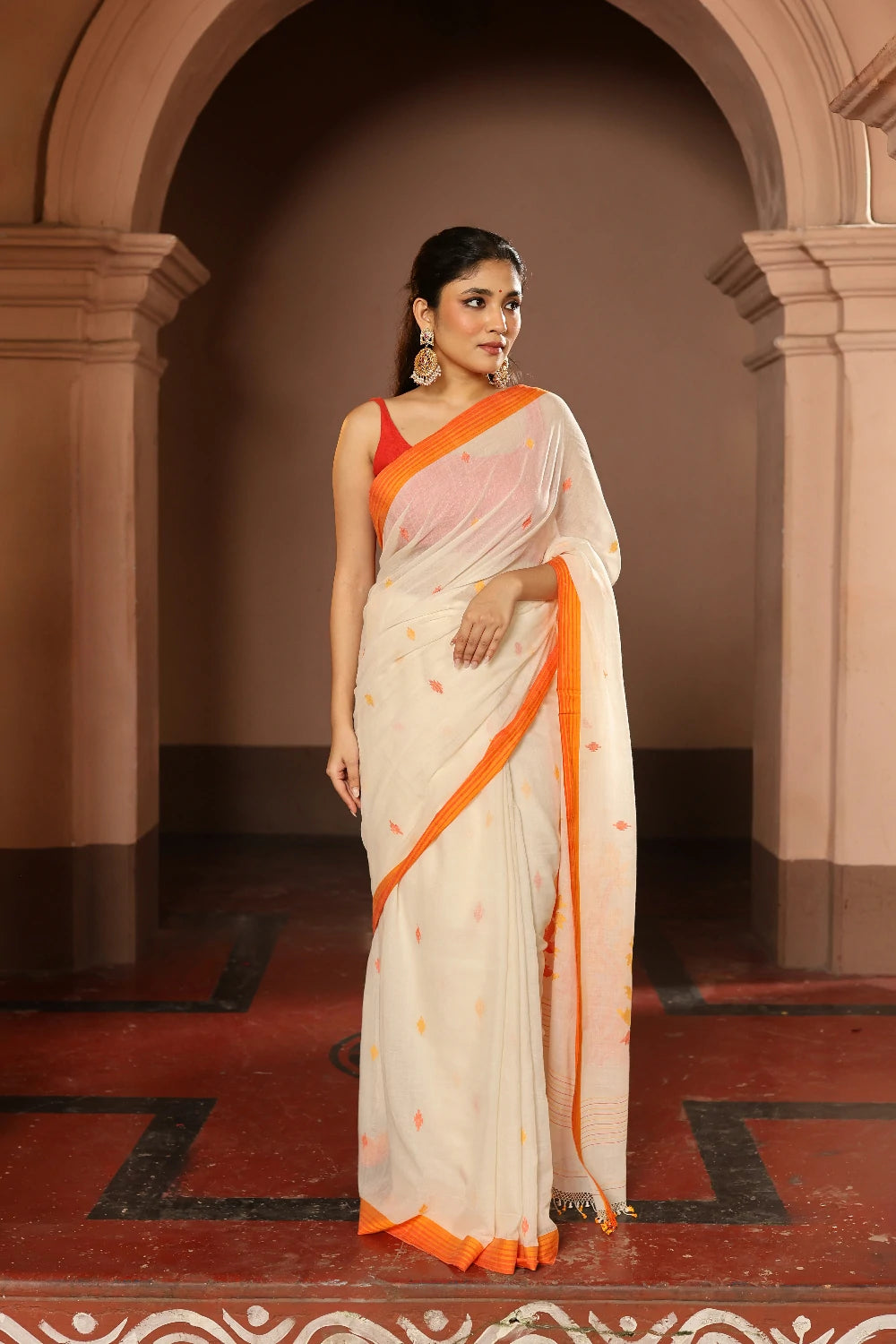 Handloom Off White and Orange Pure Cotton Floral Jamdani Saree