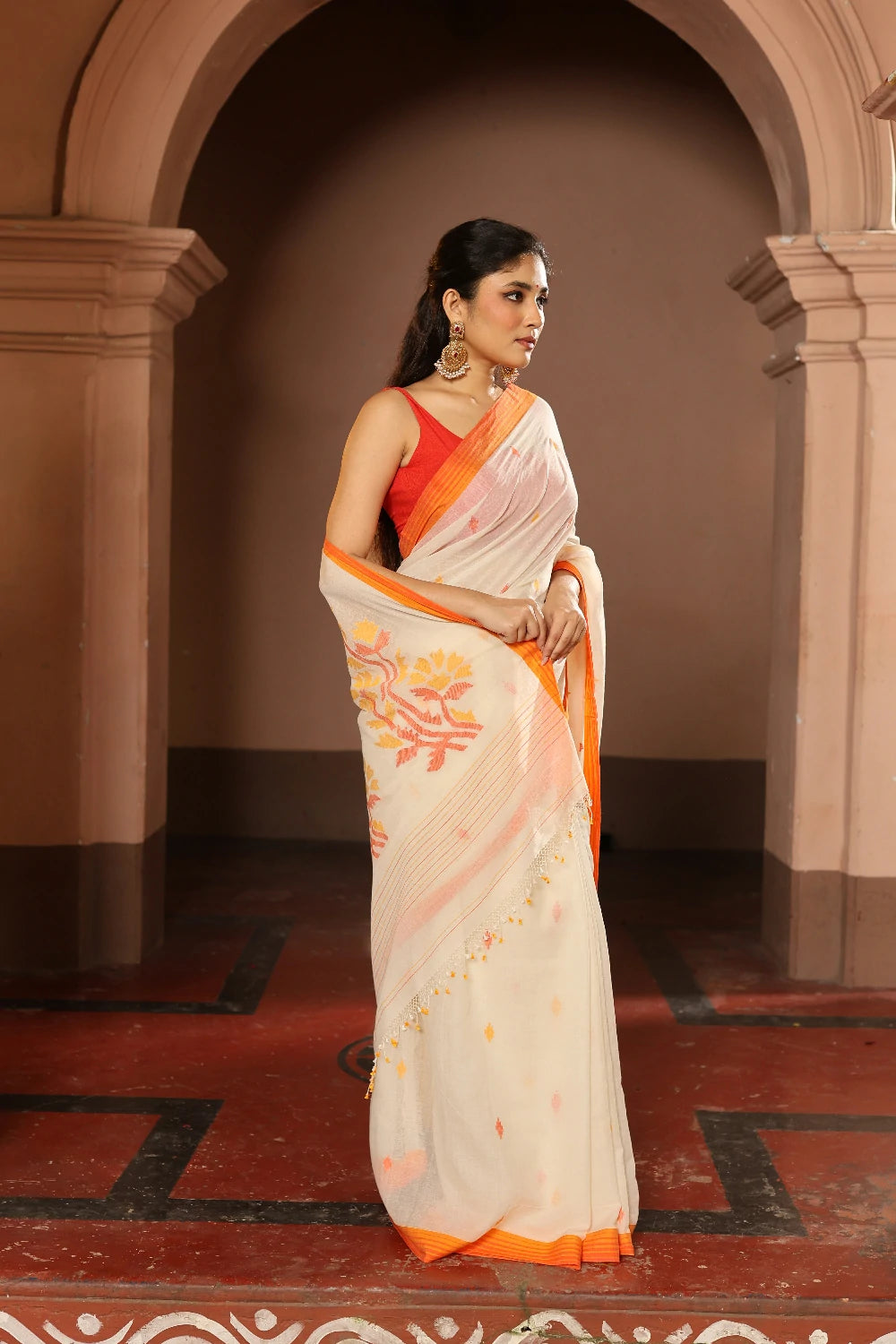 Handloom Off White and Orange Pure Cotton Floral Jamdani Saree