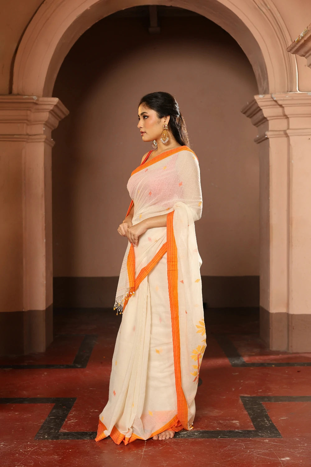 Handloom Off White and Orange Pure Cotton Floral Jamdani Saree