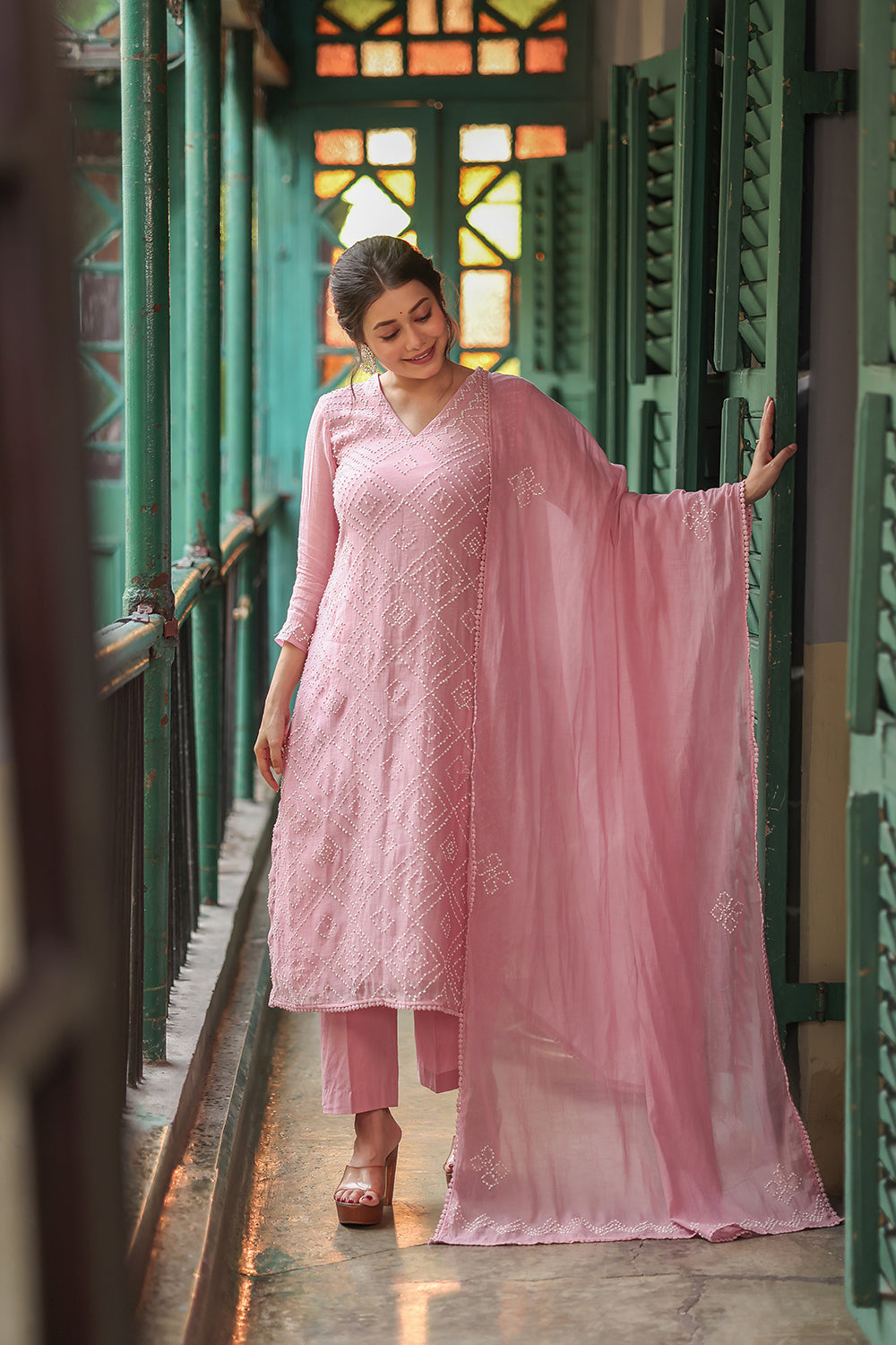 Pastel Pink Mul Chanderi Hand Knotted Bandhani Kurta Set With Dupatta