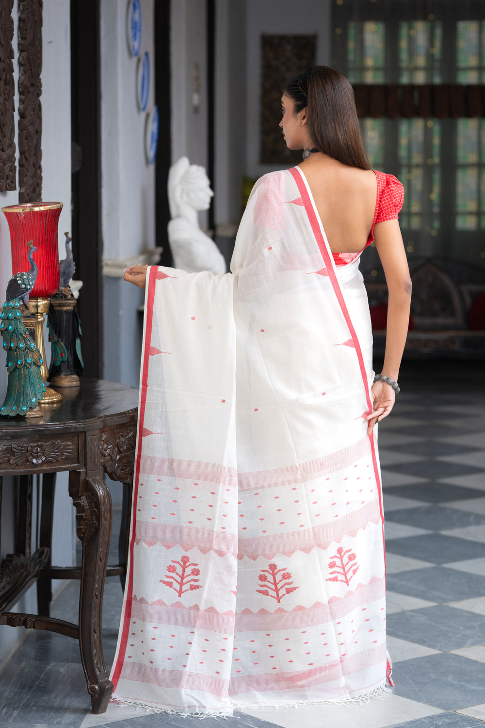 Handloom White Pure Cotton Laal Paar Jamdani Saree with Red Border