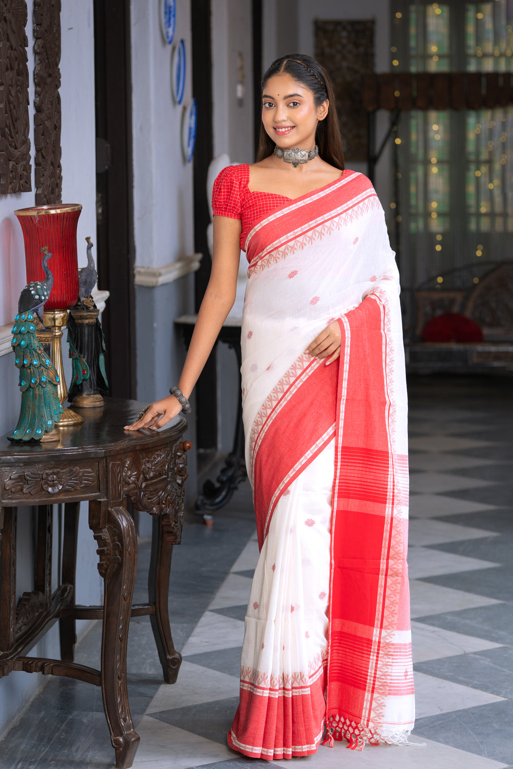 Handloom White Pure Cotton Laal Paar Jamdani Saree with Broad Red Border