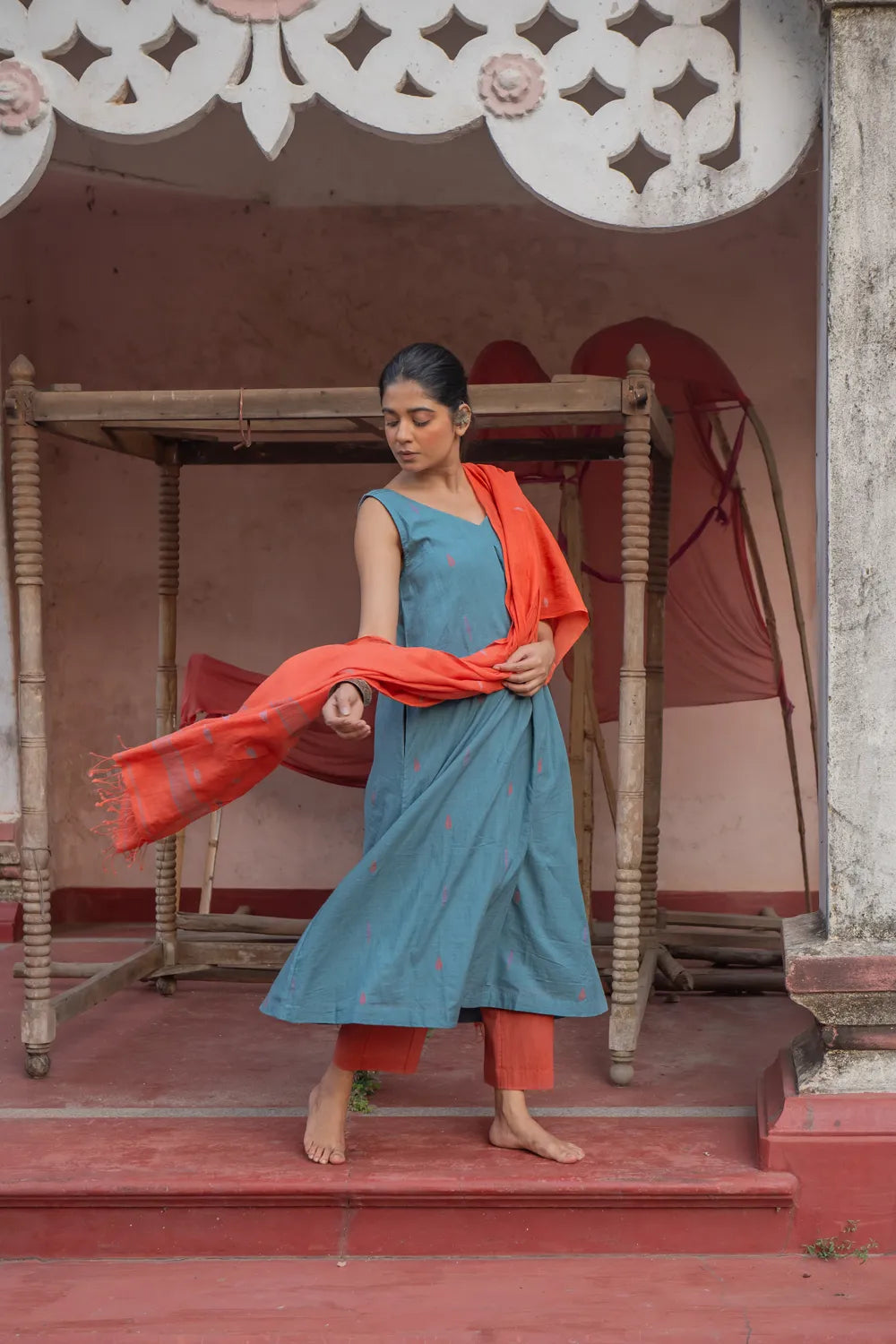 Handloom Grey Pure Cotton Jamdani Kurta Set With Dupatta