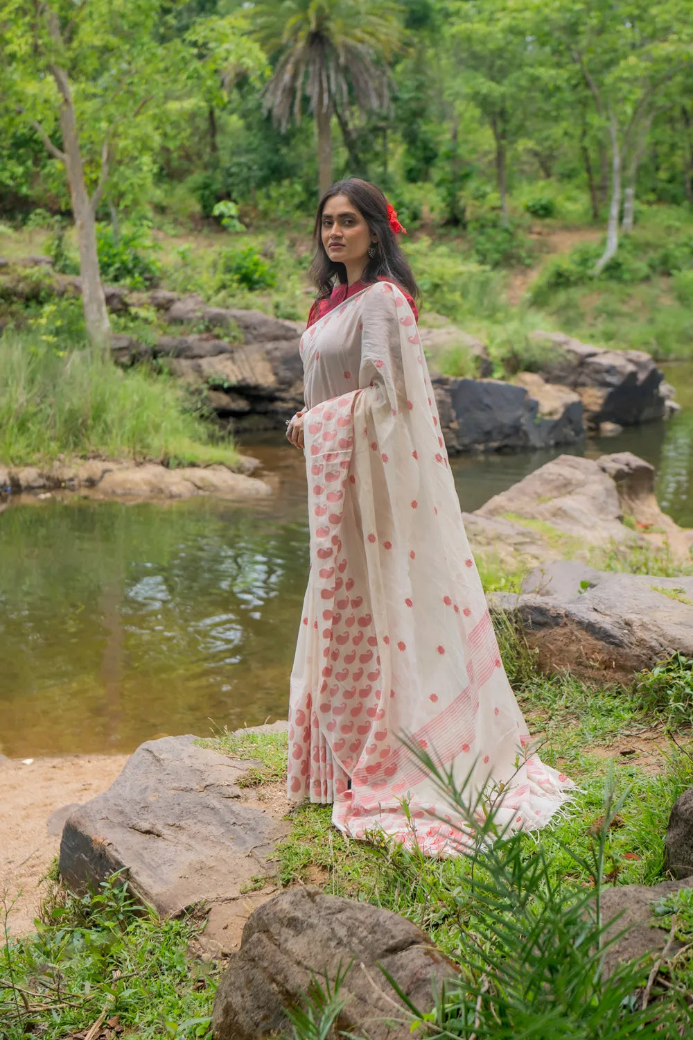 Off White and Red Paisley Soft Cotton Jamdani Saree