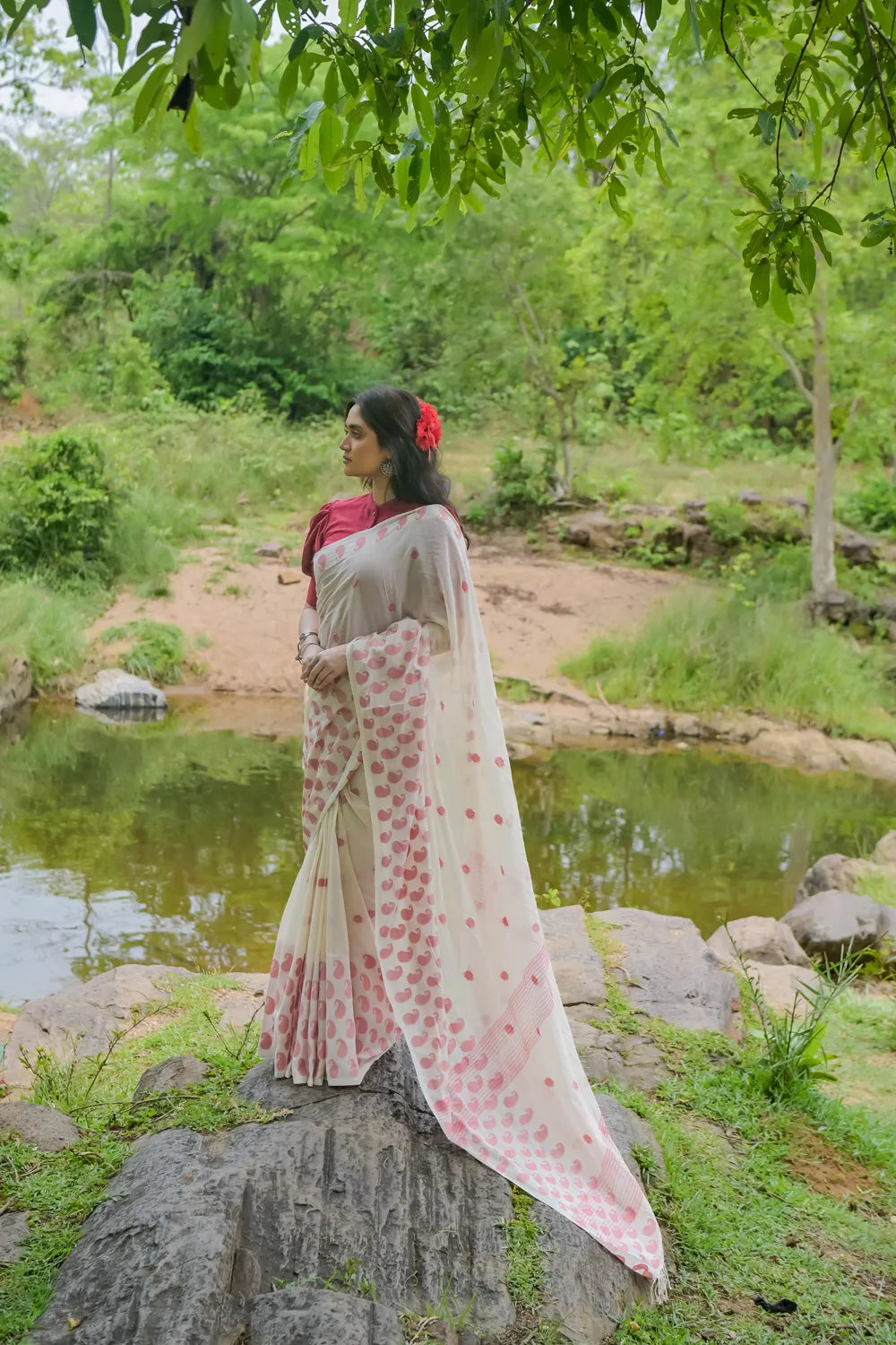 Off White and Red Paisley Soft Cotton Jamdani Saree