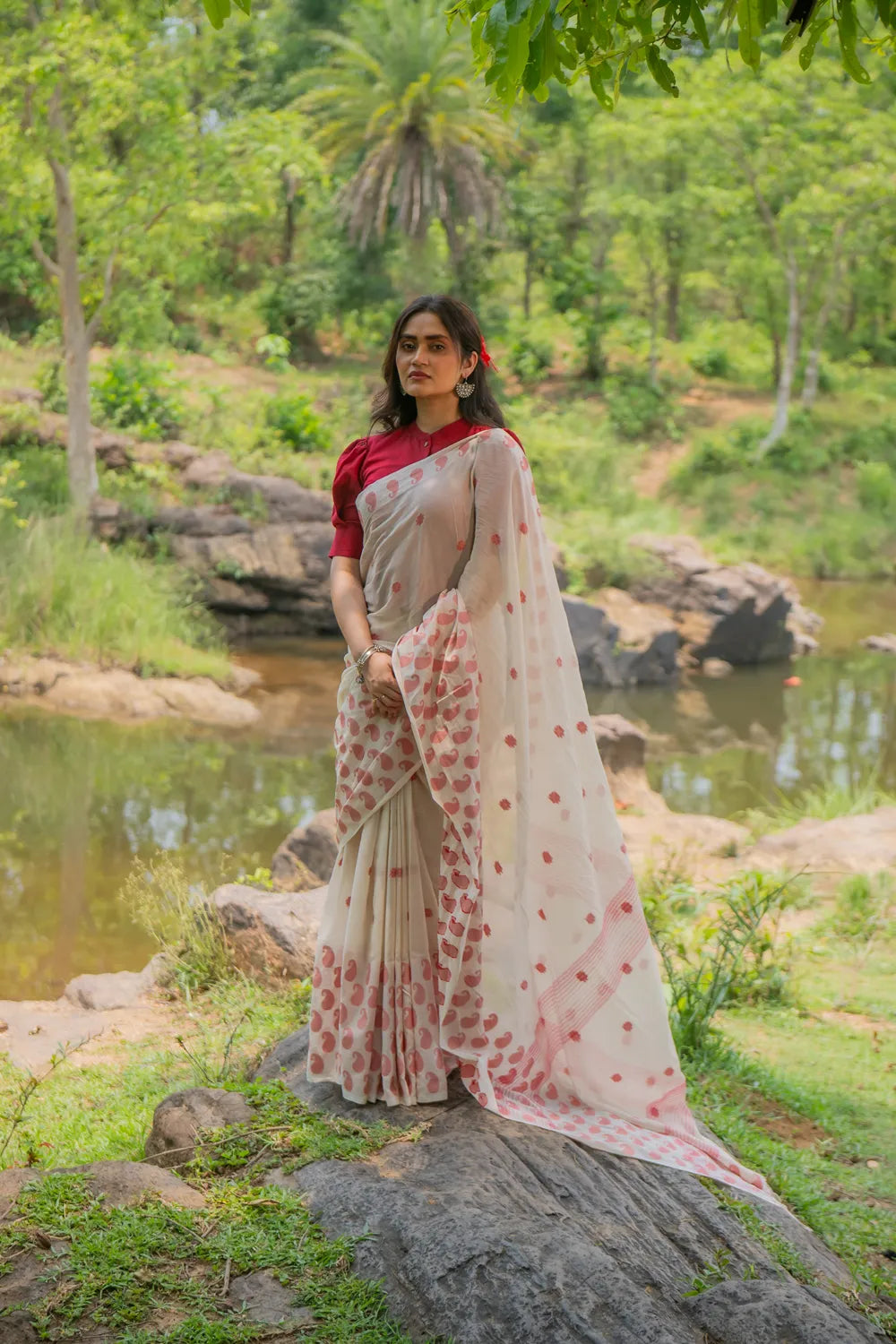 Off White and Red Paisley Soft Cotton Jamdani Saree