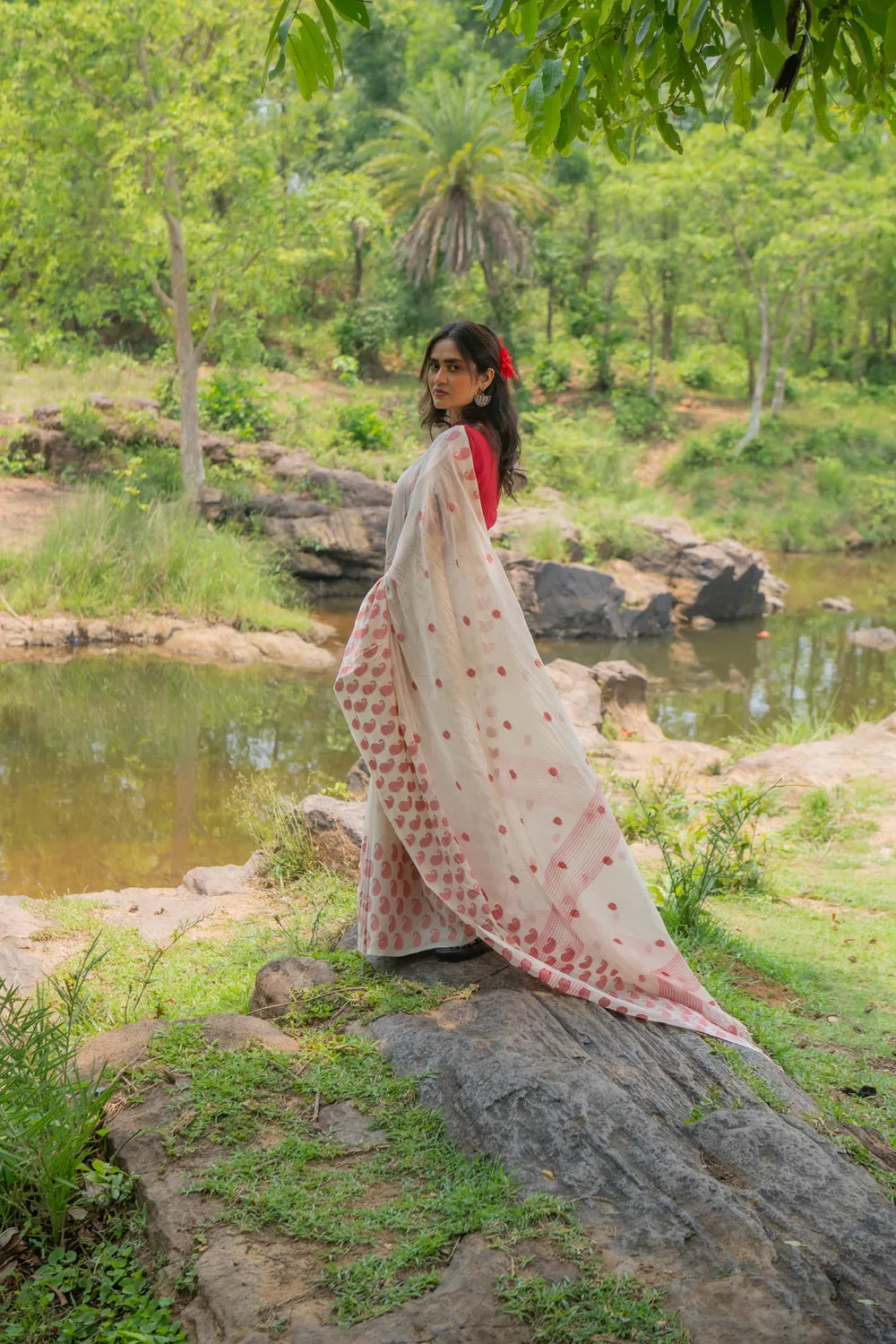 Off White and Red Paisley Soft Cotton Jamdani Saree