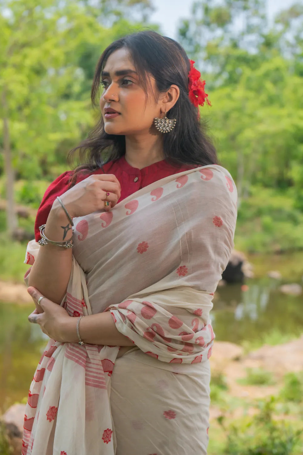 Off White and Red Paisley Soft Cotton Jamdani Saree