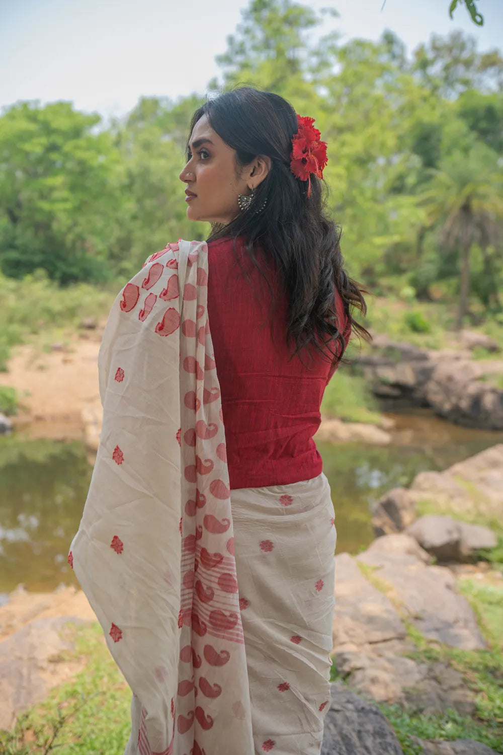 Off White and Red Paisley Soft Cotton Jamdani Saree