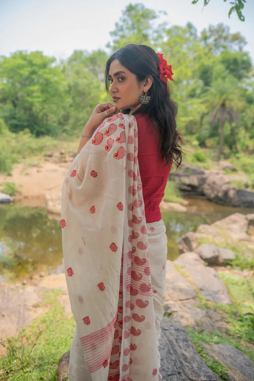 Off White and Red Paisley Soft Cotton Jamdani Saree