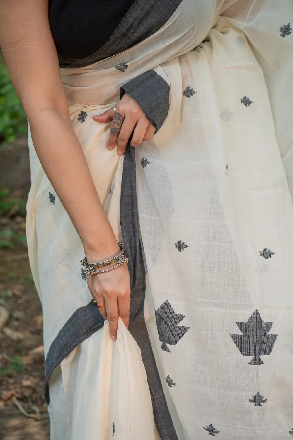 Handloom Off White and Black Soft Cotton Jamdani Saree