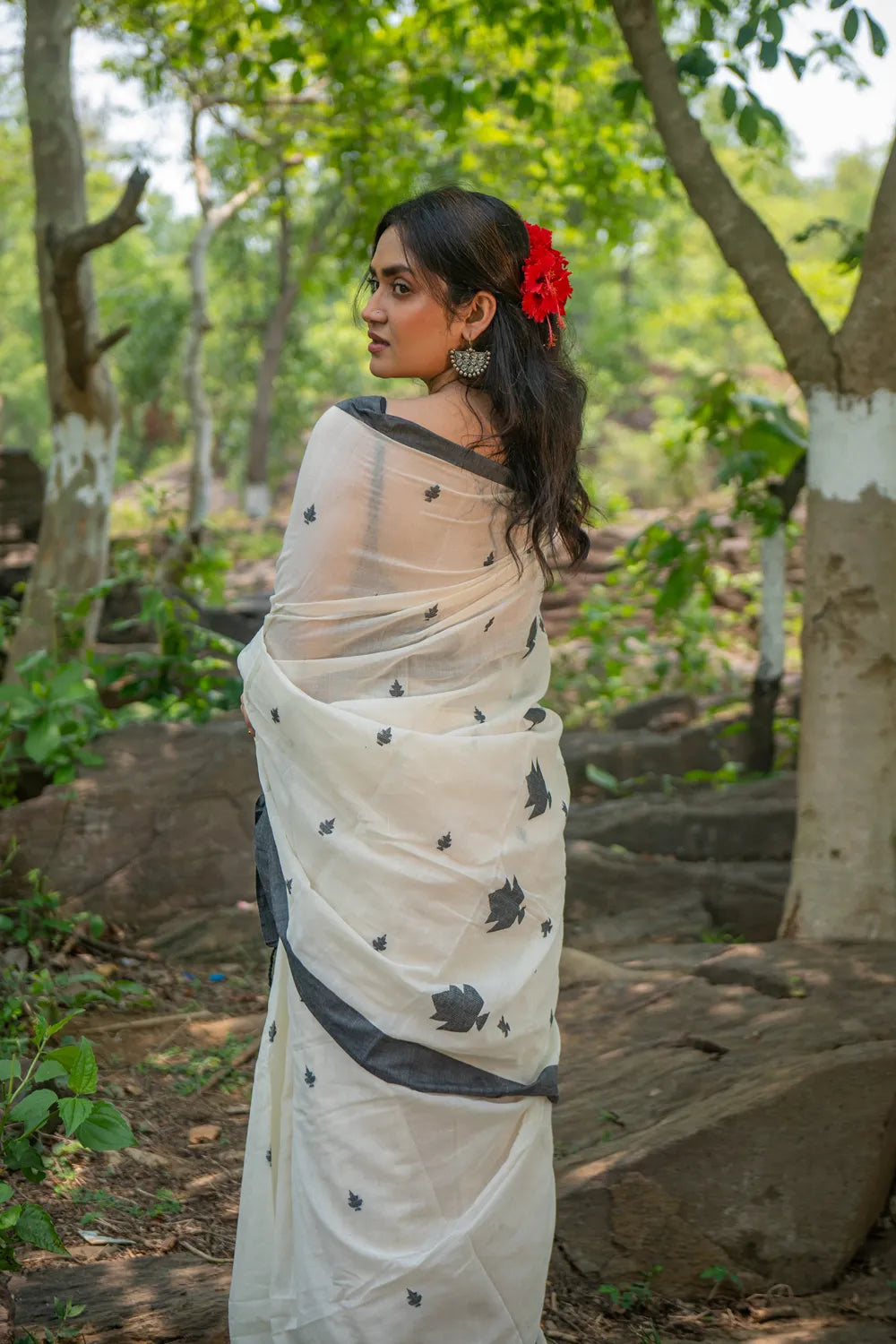 Handloom Off White and Black Soft Cotton Jamdani Saree