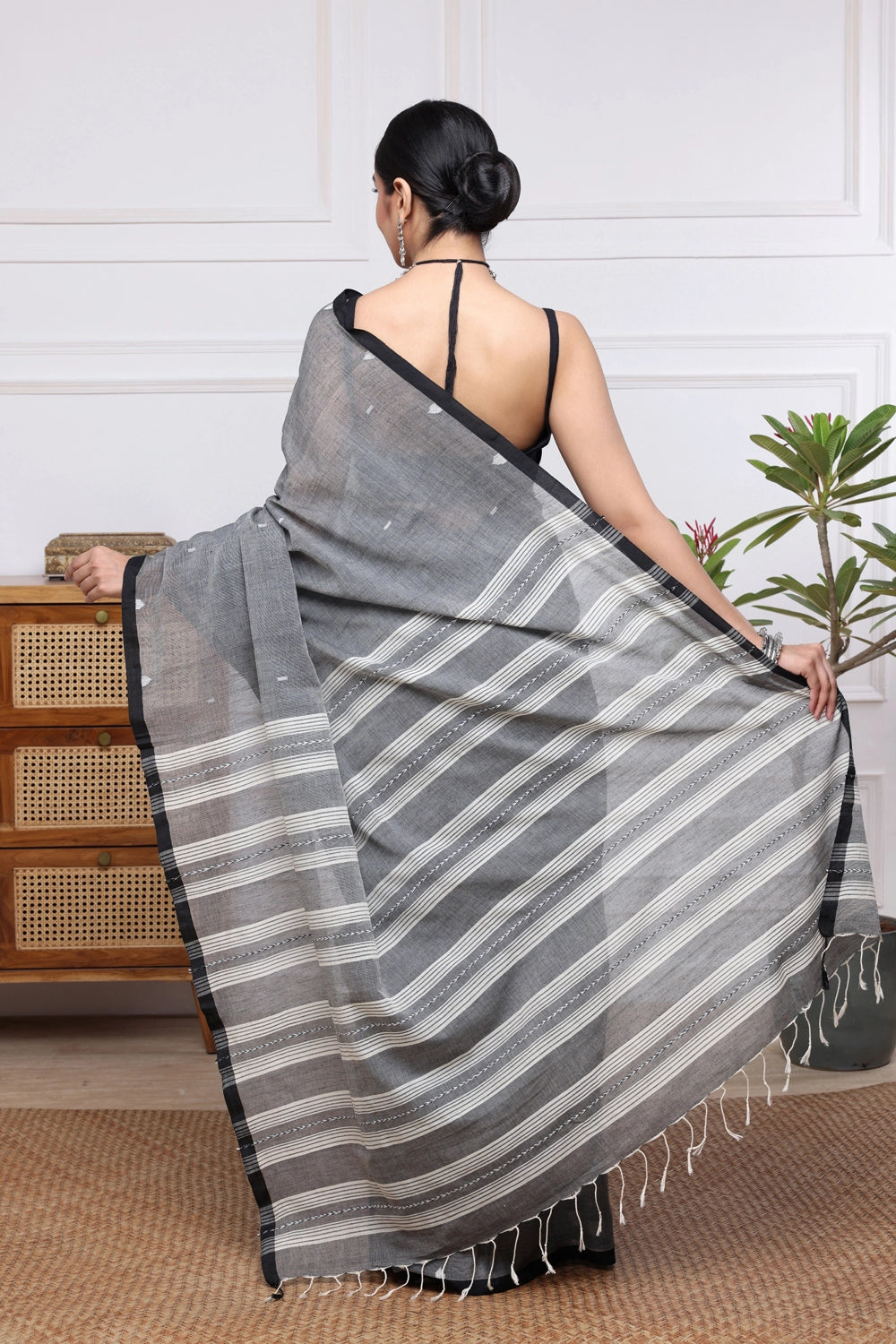 Handloom Grey Mulmul Jamdani Saree With Black Border