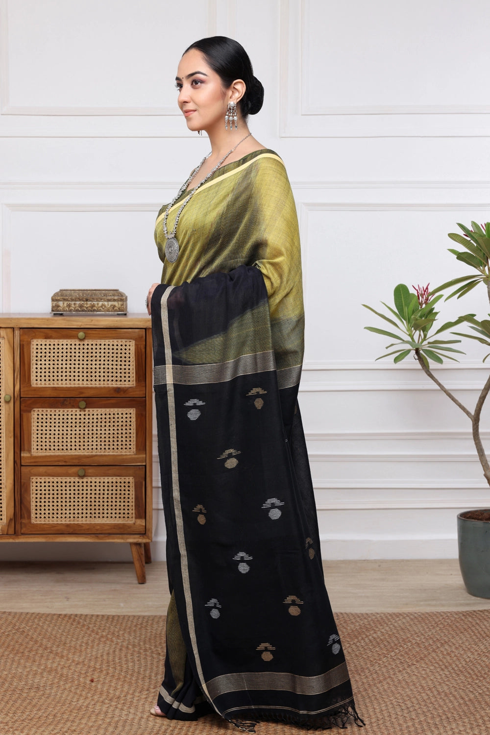 Handloom Black & Green Mul Cotton Jamdani Saree