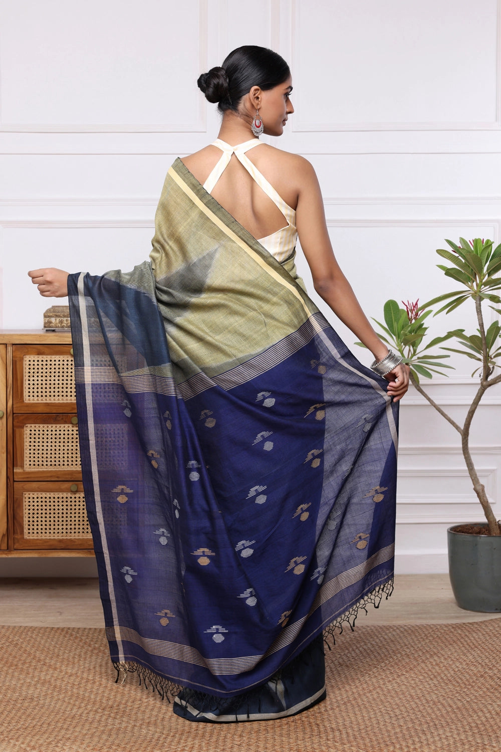 Handloom Navy Blue & Green Mul Cotton Jamdani Saree