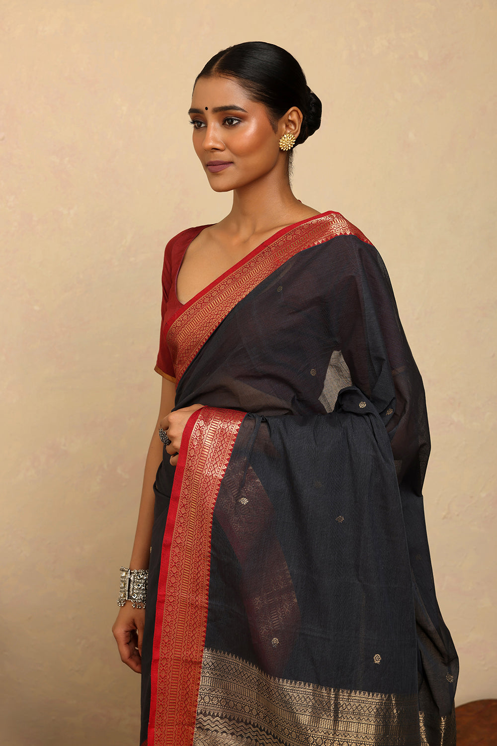 Handloom Dark Grey Kanchi Cotton Saree with Red Zari Border