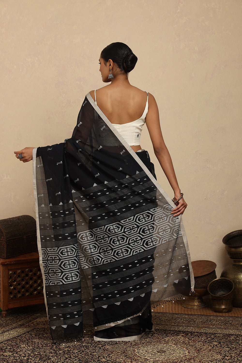 Handloom Black Contemporary Pure Cotton Jamdani Saree