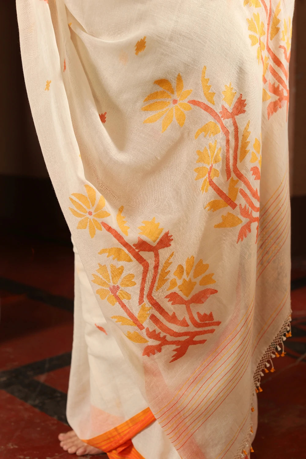 Handloom Off White and Orange Pure Cotton Floral Jamdani Saree