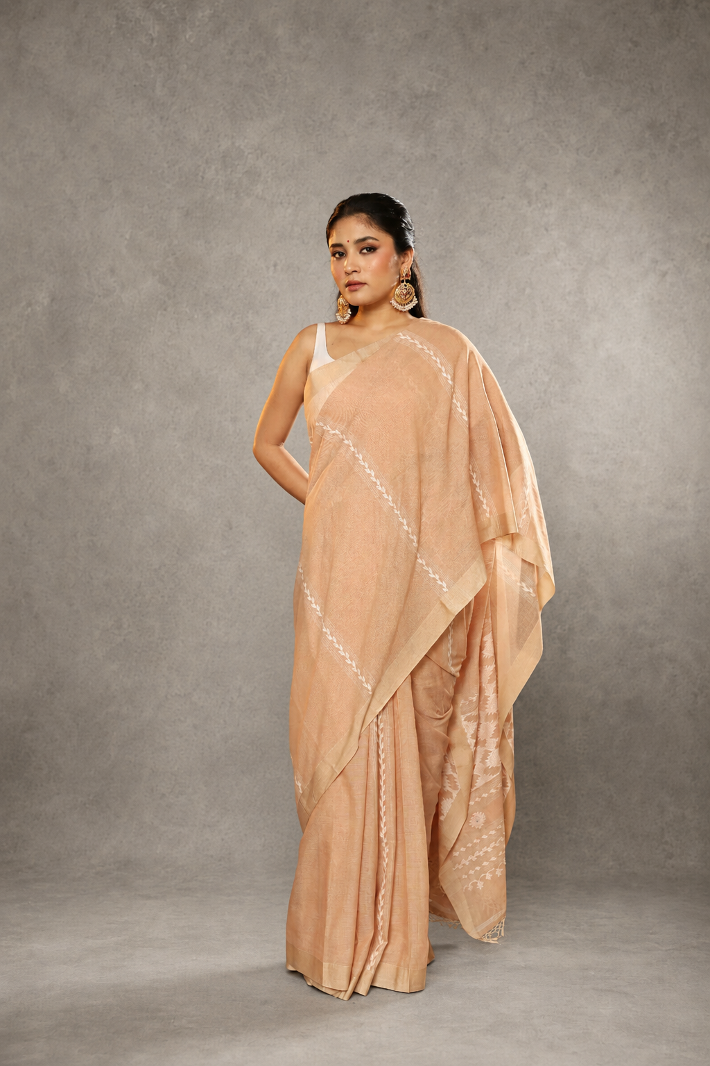 Handloom weave detail of beige Jamdani saree