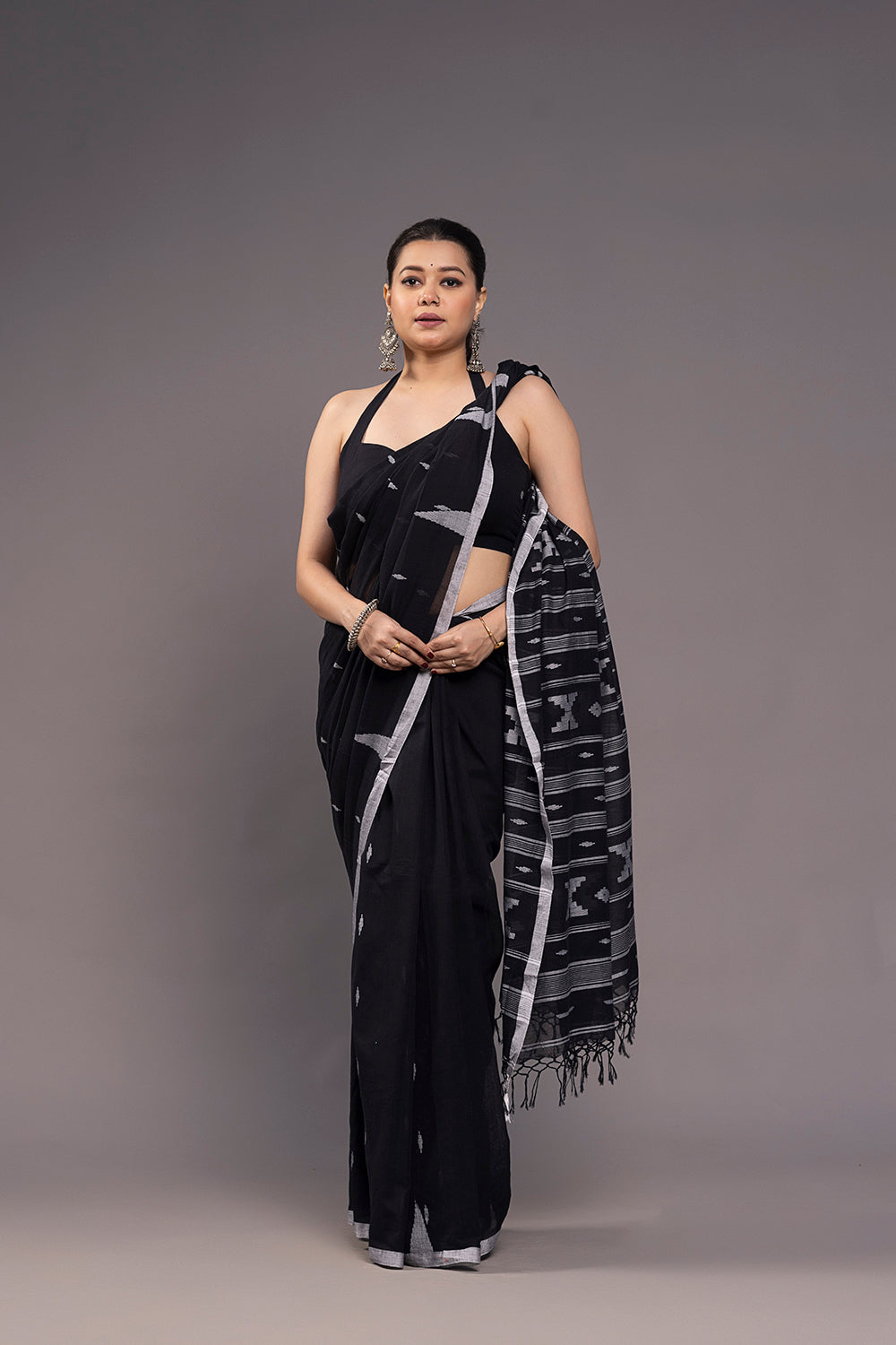 Close Up of Jamdani Weave on Black Handloom Cotton Saree