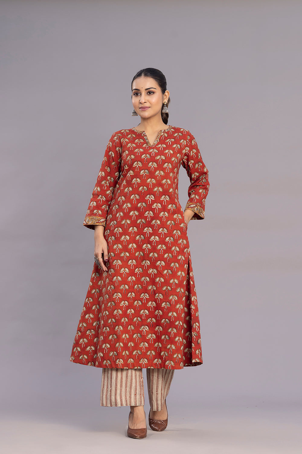 block-print-detailingClose Up of Maroon Dupatta with Hand Block Print Detailing