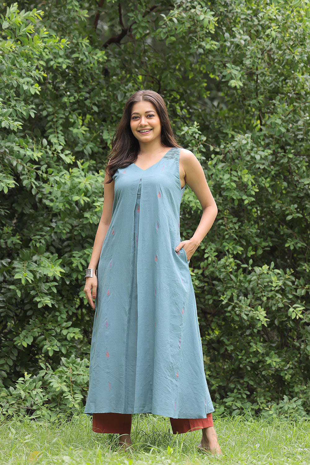 Grey Jamdani Kurta Set with V Neckline for Contemporary Ethnic Wear