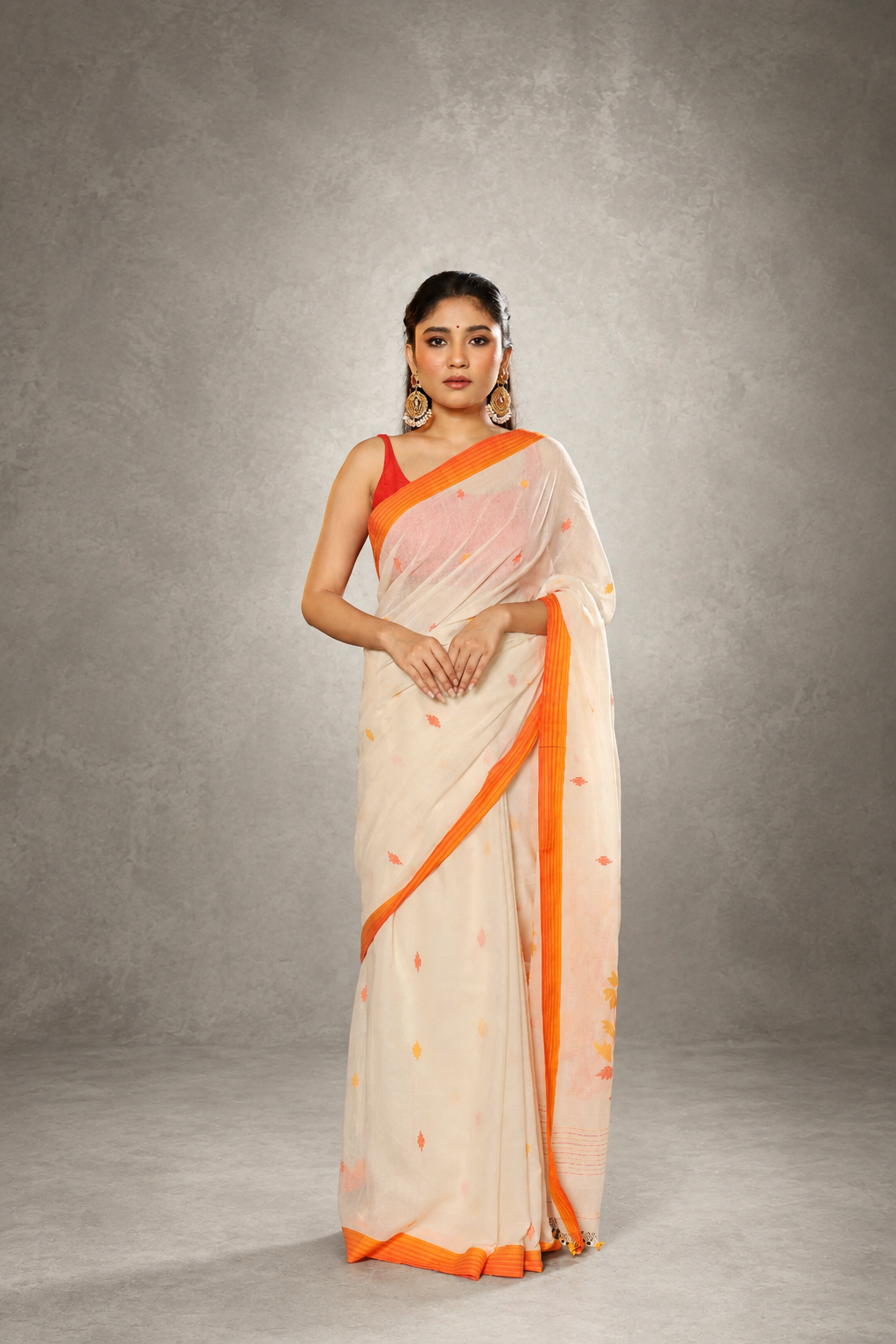 Handloom off-white and orange pure cotton floral Jamdani saree