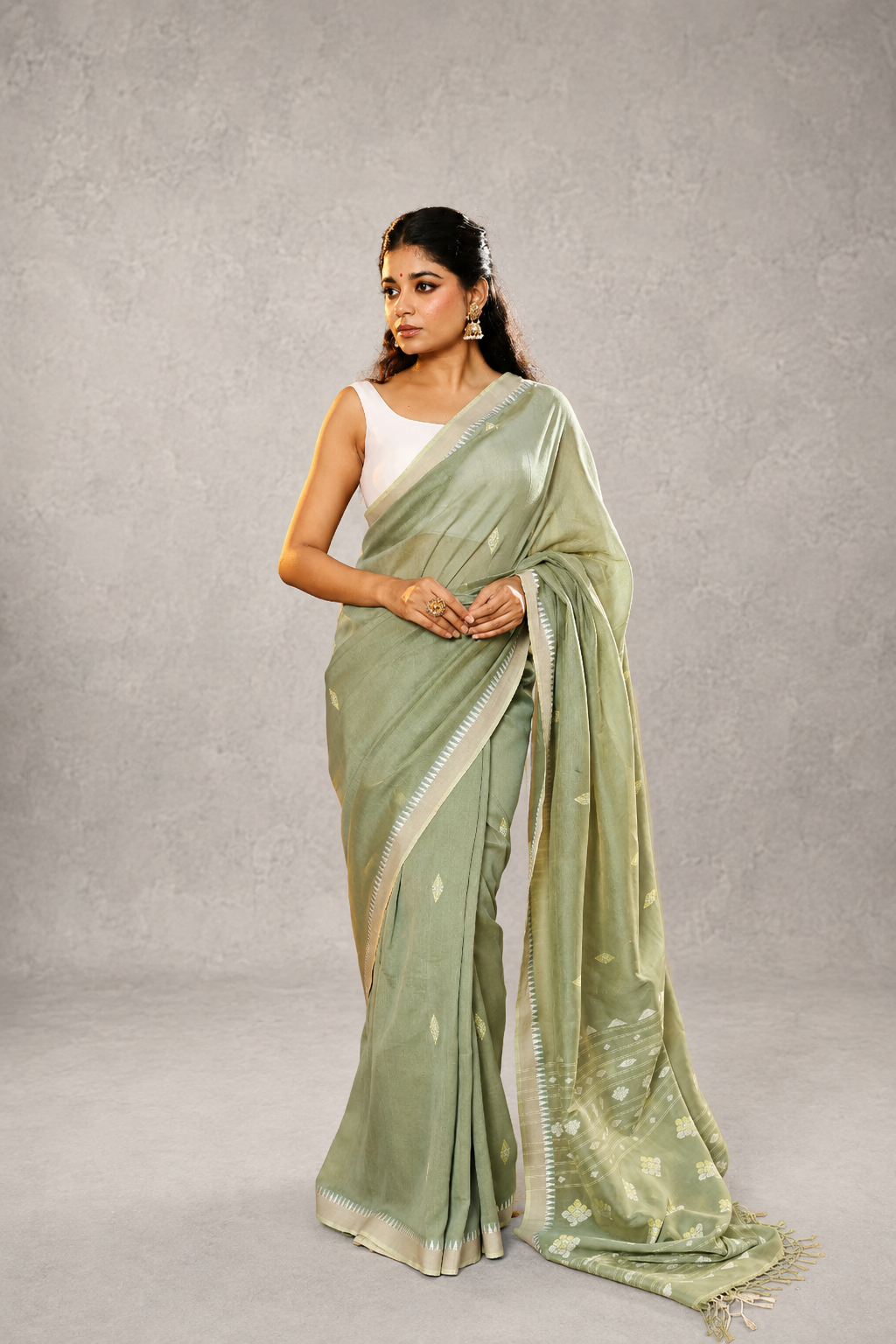 Front view of pistachio green pure cotton Jamdani saree