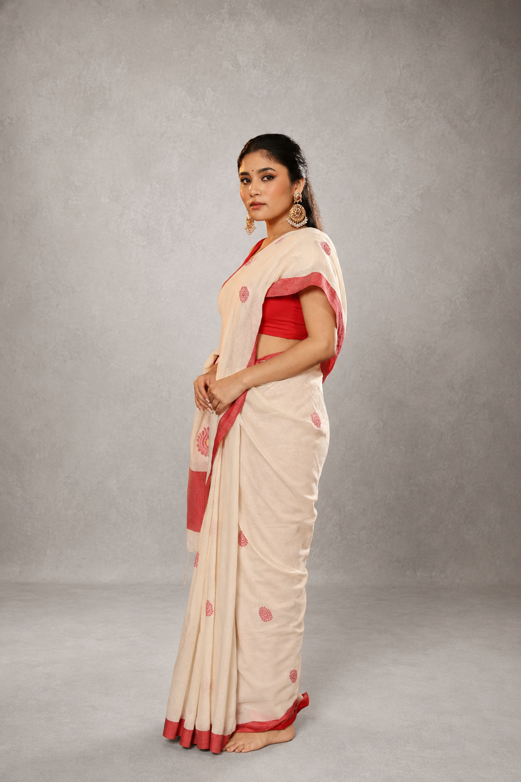 Pallu detail of red and white pure cotton Jamdani saree