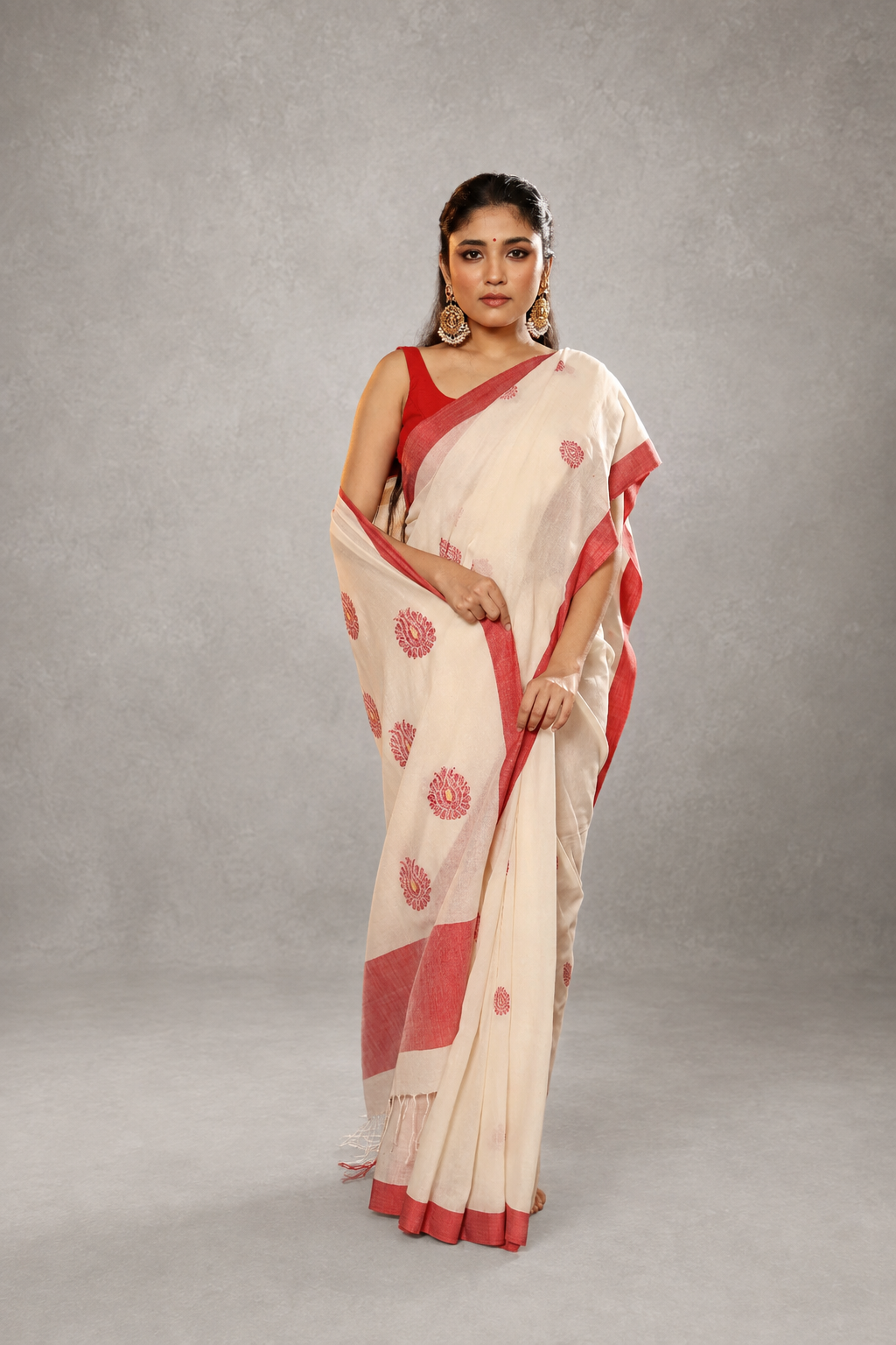 Front view of red and white pure cotton Jamdani saree